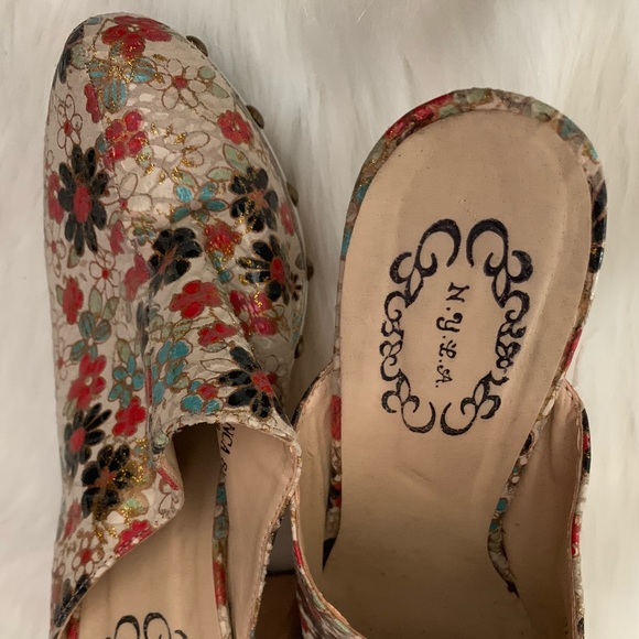 Clogs - Picture 5 of 6